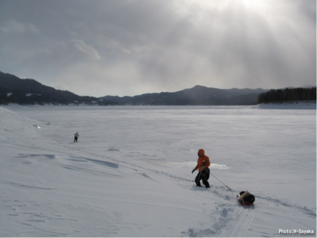 雪景色 北海道 糠平湖 タウシュベツ橋梁へ向かう 結氷した糠平湖